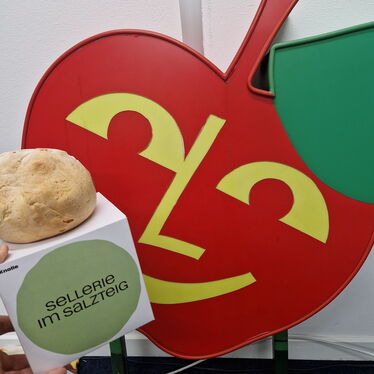 Sellerieknolle im Salzteig gelagert